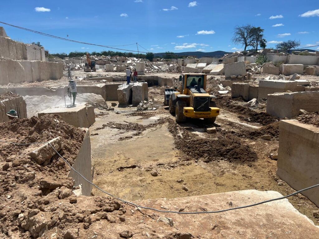 Trabalhadores e máquinas na extração de blocos de pedras ornamentais – Mineração Monte Alto